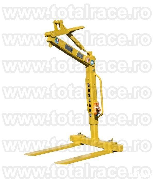 Total Race comercializeaza din stoc furci macara, furca gheara paleti, echipamente ridicare si manevrare paleti caramida , bca model MBRA20E cu lame de 1000 mm cu arc si protectie, capacitate ridicare WLL 2000 kg , cu lame de 1200 mm reglarea centrului de