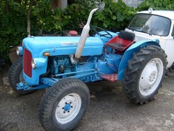 Vand tractor FORDSON DEXTA/stare impecabila