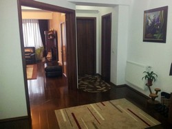 Apartament 3 camere in zona Damaroaia