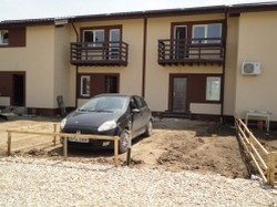 Domnesti, 35000 eur case la cheie