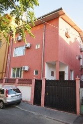 Inchiriez vila