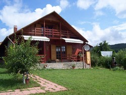 Vand casa in Luncani, cu 4 camere, zona superba