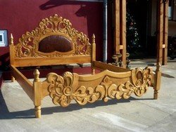 Mobila sculptata