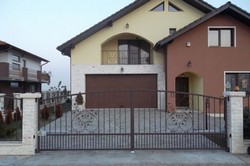 Vindem cu montaj sau livrare oriunde in tara usi sectionale de garaj si industriale, automatizate sau manuale